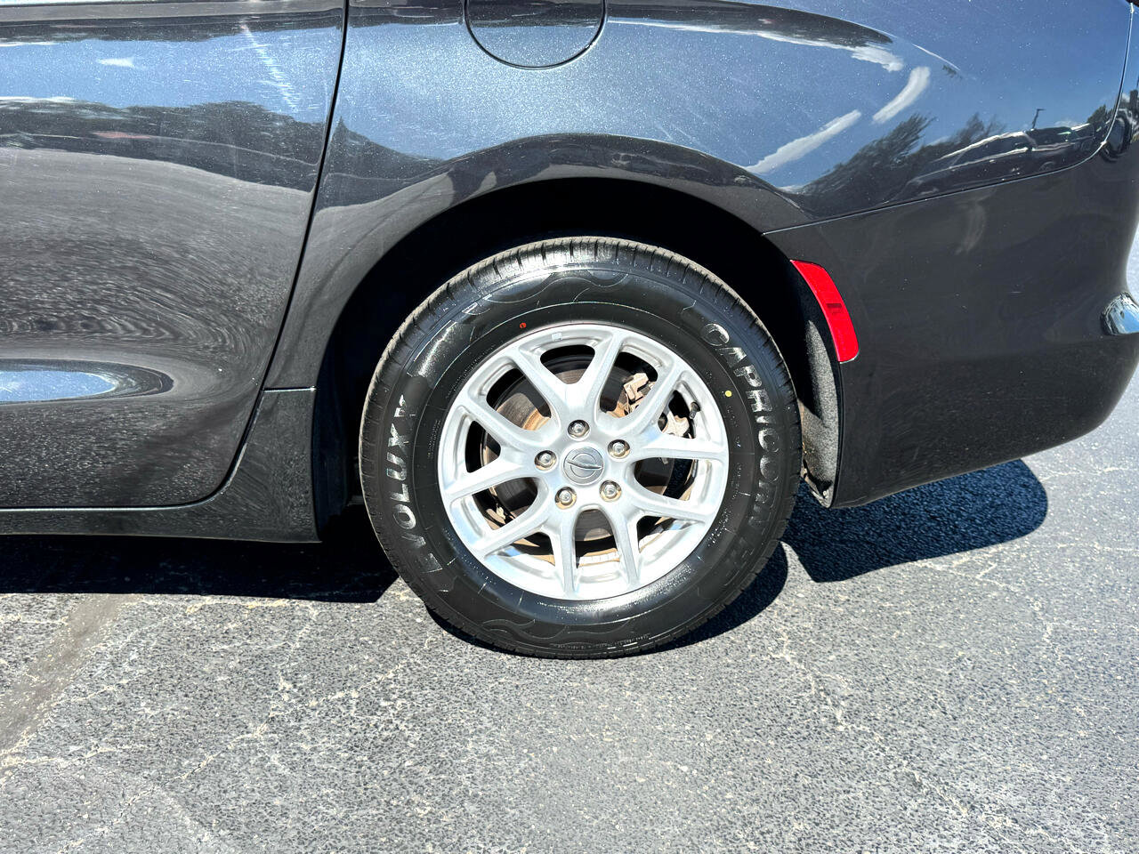 Used 2023 Chrysler Voyager LX image 9