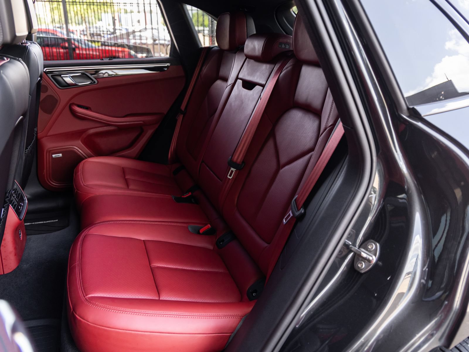 Certified 2024 Porsche Macan S AWD/4WD image 37