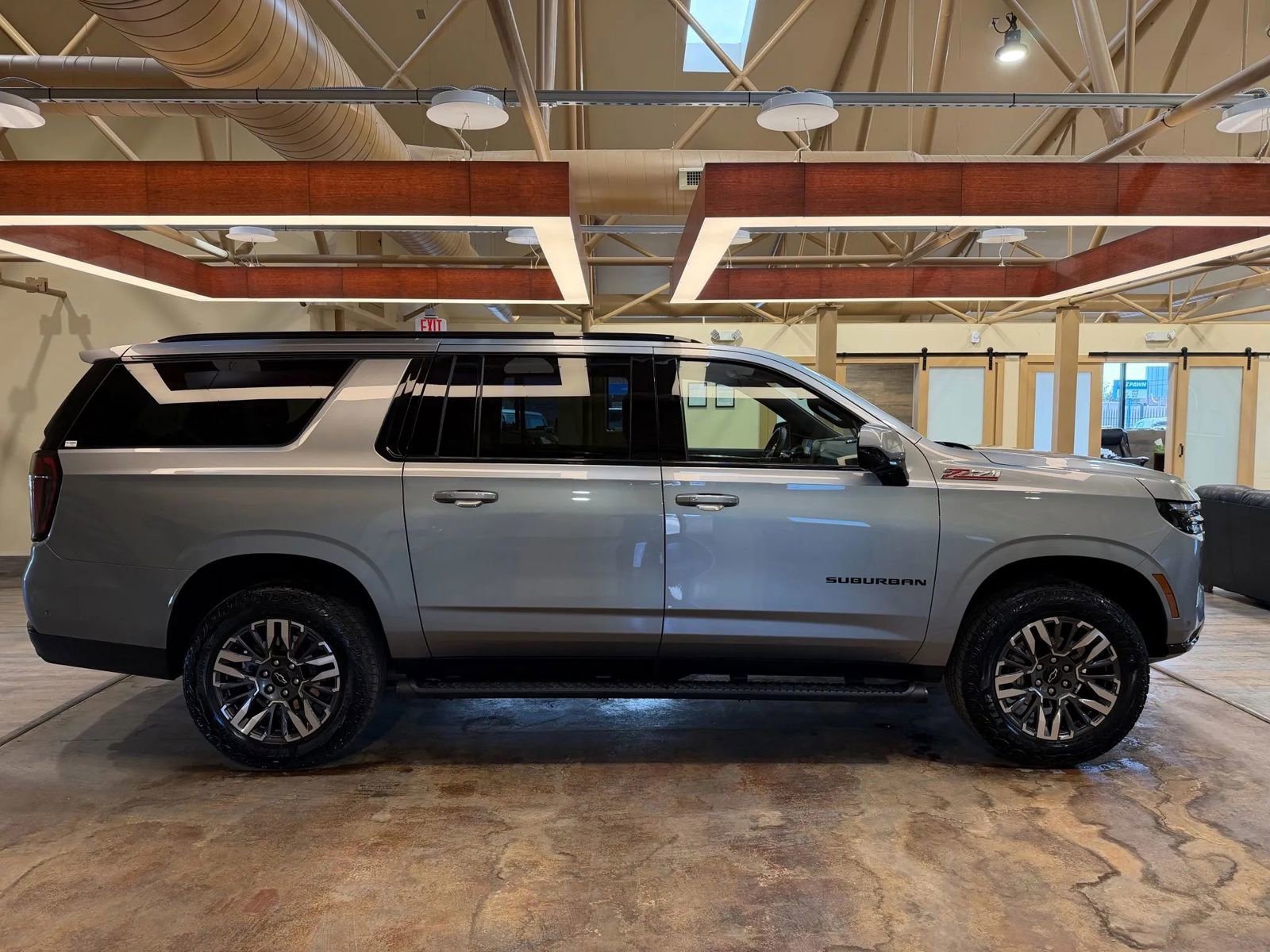 Used 2025 Chevrolet Suburban Z71 image 3