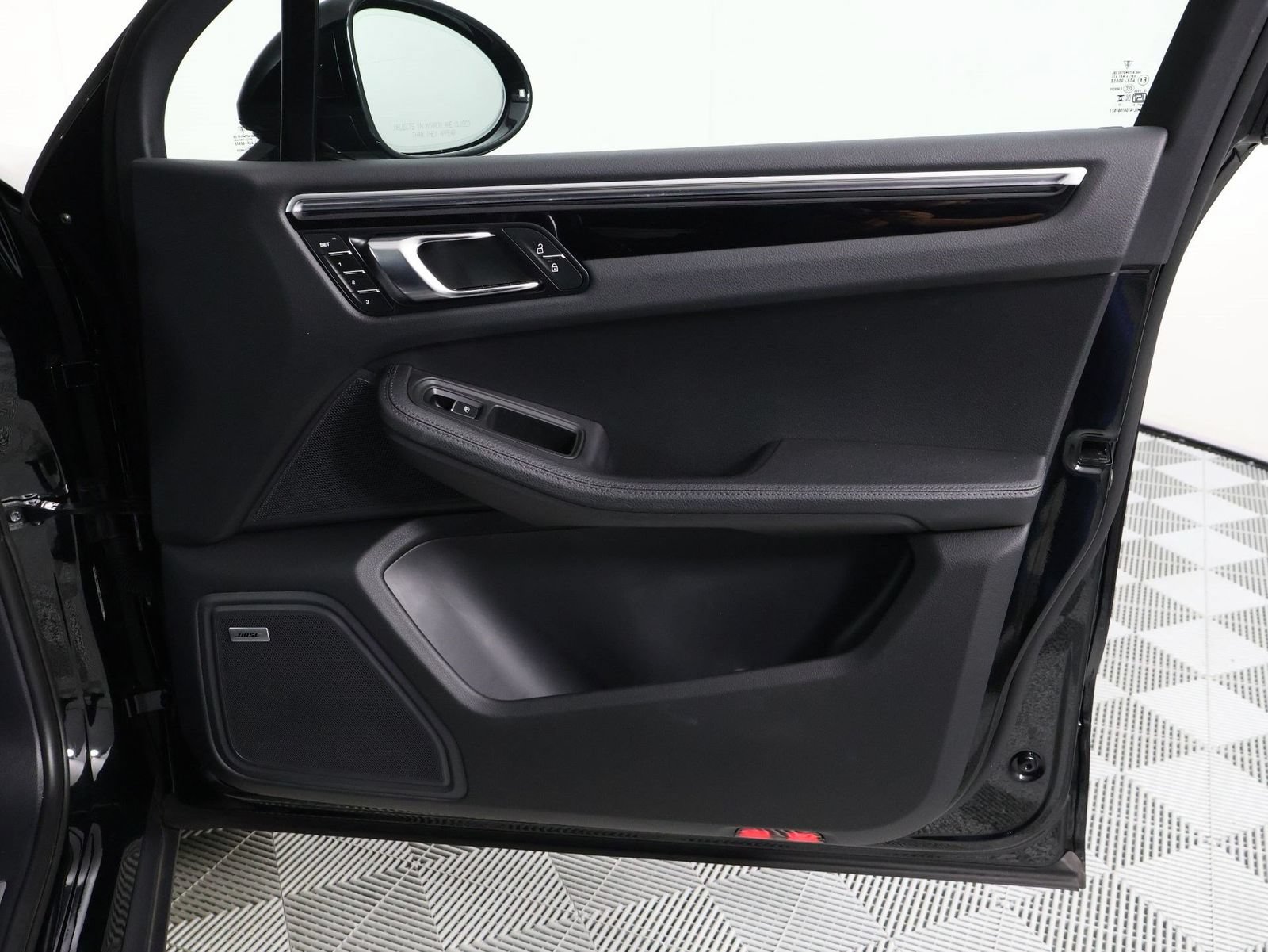 Certified 2024 Porsche Macan S AWD/4WD image 23