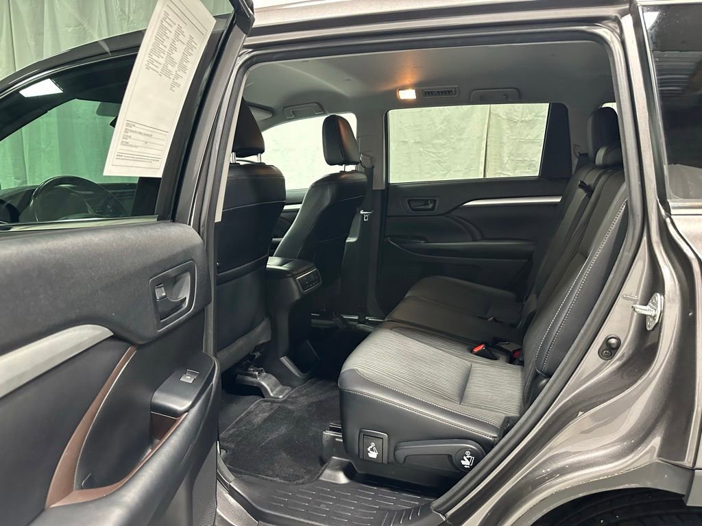 Used 2018 Toyota Highlander Plus w/ Carpet Mat Package (TMS) AWD/4WD image 37