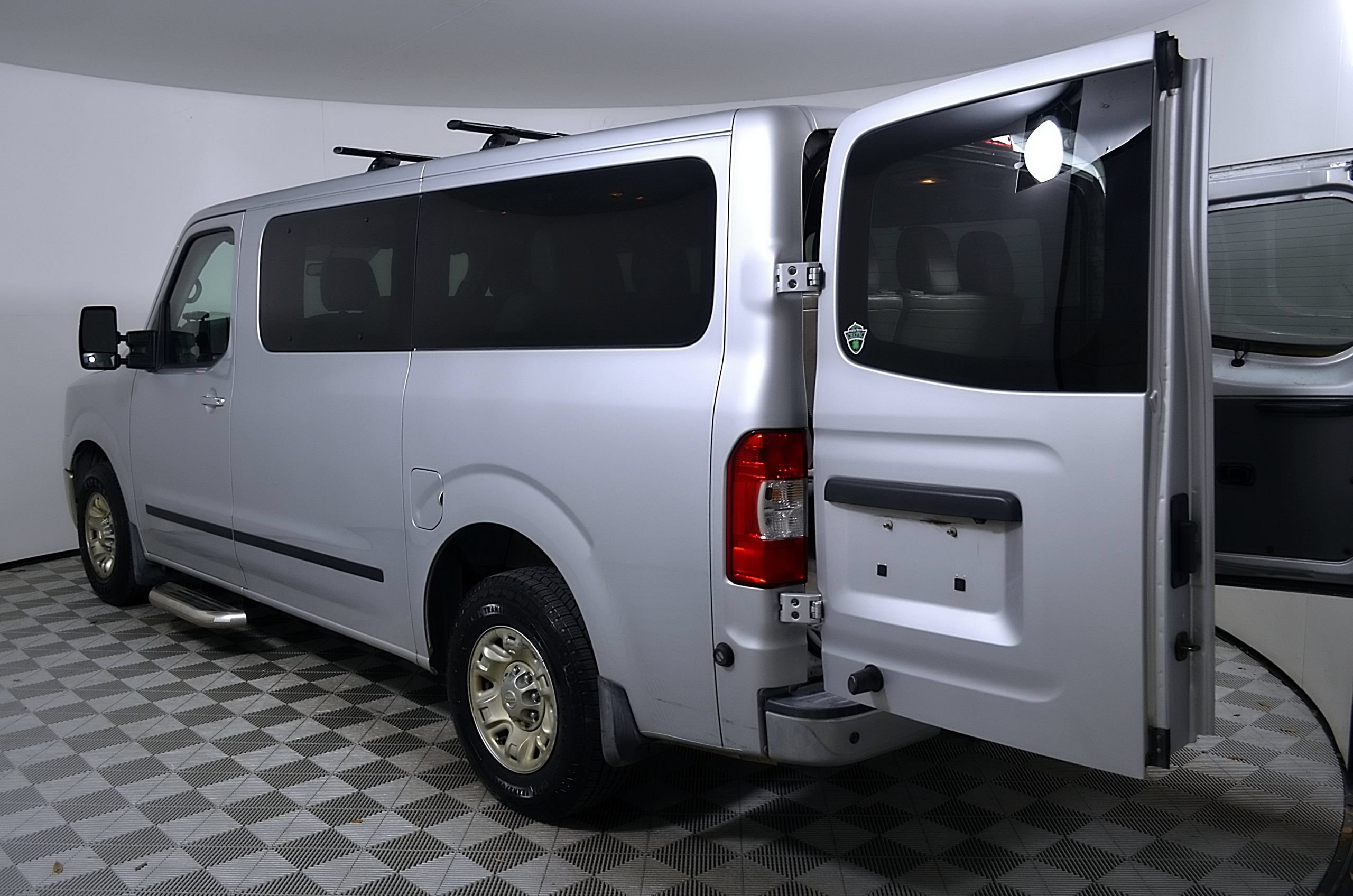 Used 2017 Nissan NV 3500 SL RWD image 10