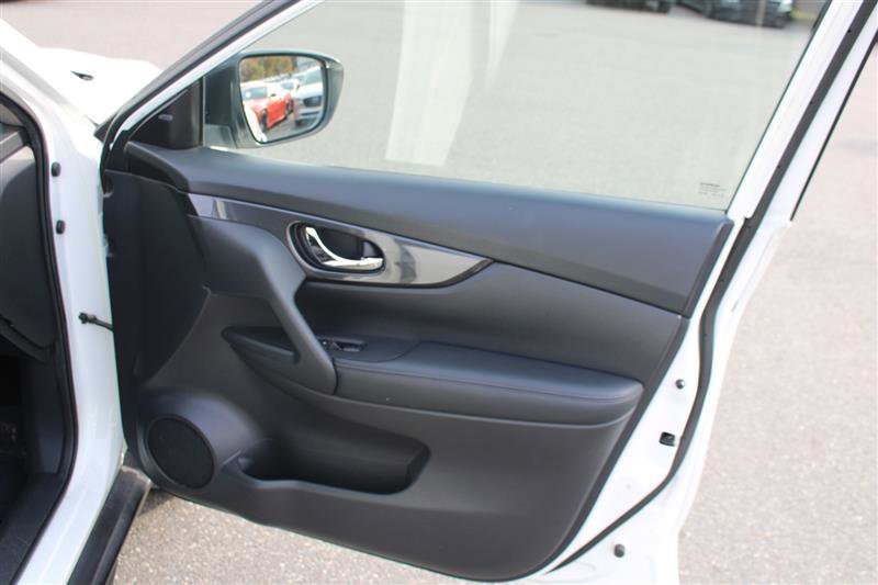 Used 2017 Nissan Rogue SV image 14