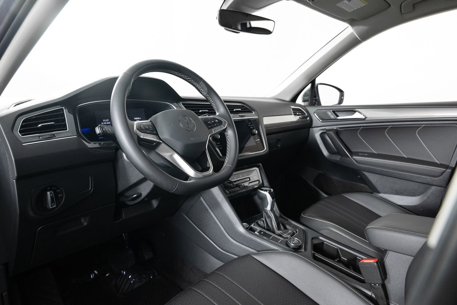 Used 2023 Volkswagen Tiguan SE image 13