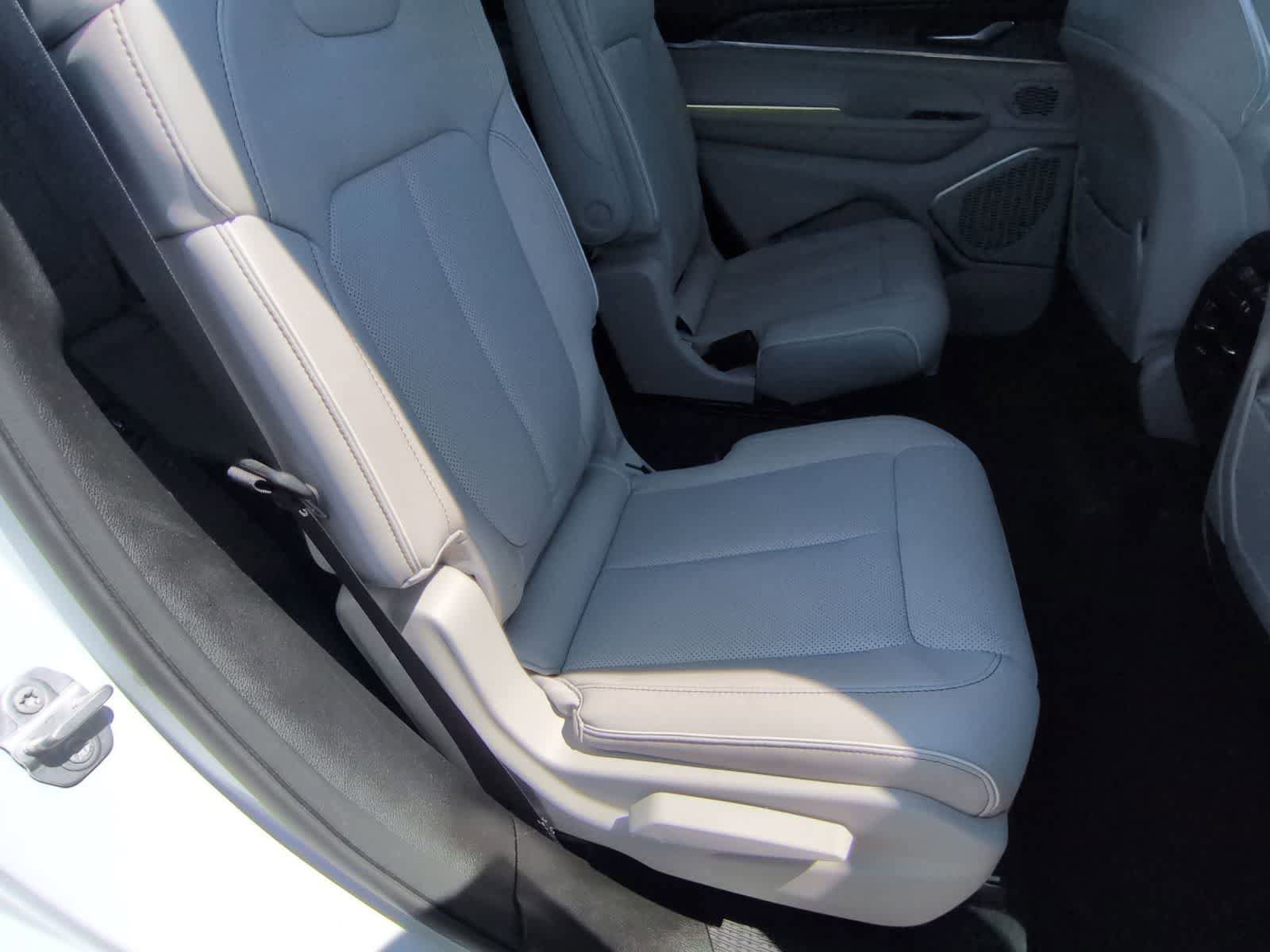 Used 2023 Jeep Grand Cherokee L Overland w/ Luxury Tech Group IV AWD/4WD image 21