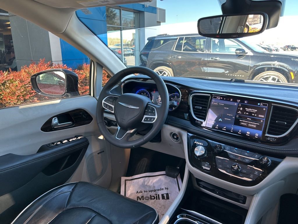 Used 2023 Chrysler Pacifica Limited w/ Uconnect Theater Family Group image 23