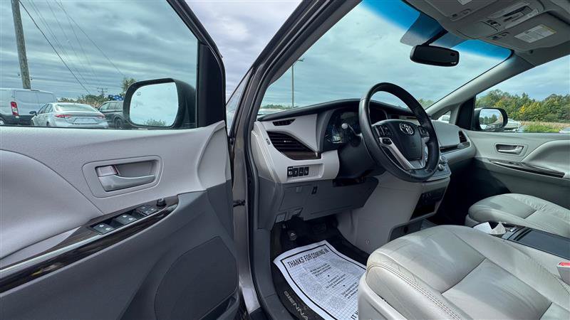 Used 2017 Toyota Sienna XLE w/ XLE Navigation Package FWD image 29