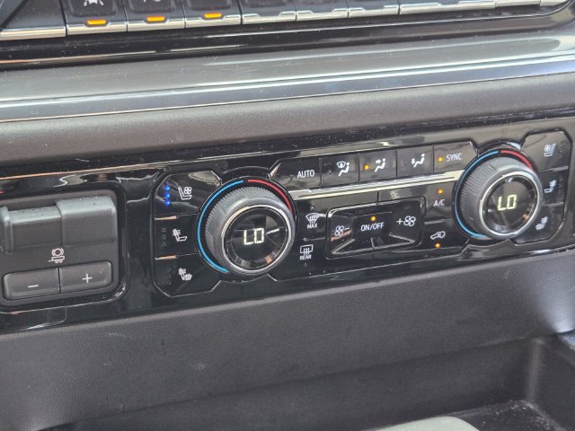 Used 2023 Chevrolet Silverado 1500 High Country w/ Technology Package AWD/4WD image 28