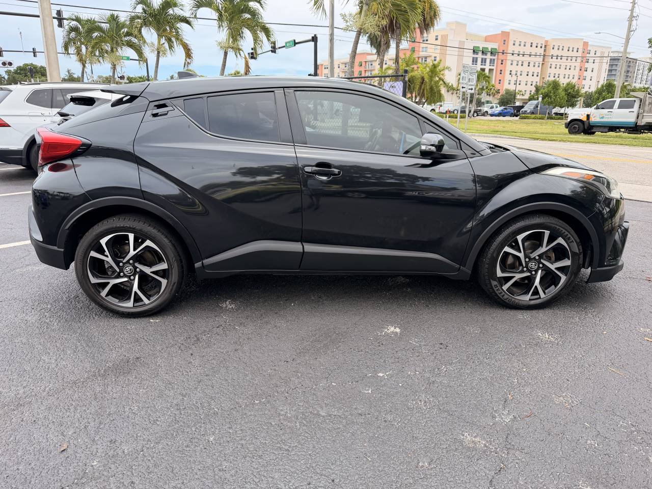 Used 2019 Toyota C-HR XLE FWD image 5