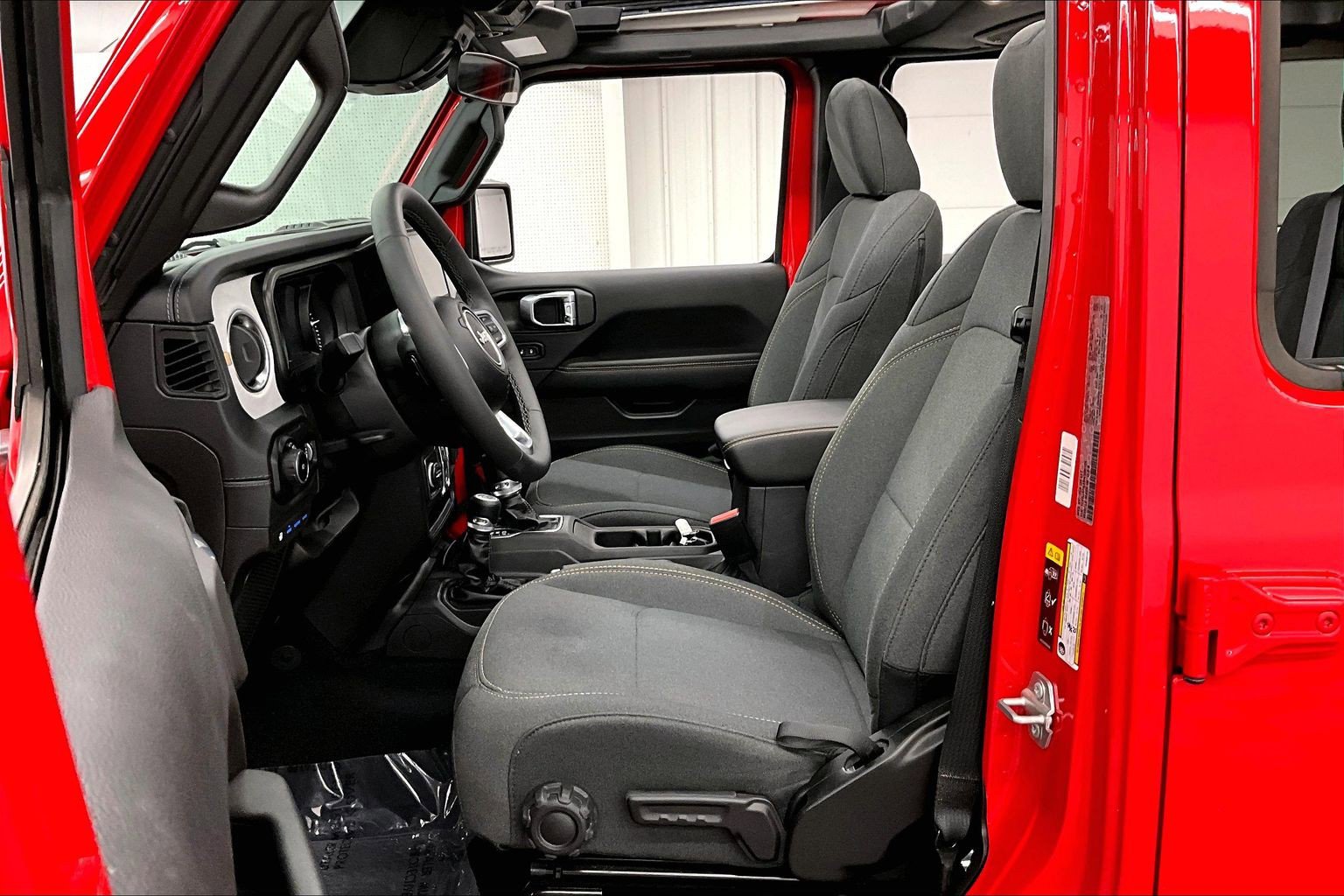 Used 2025 Jeep Wrangler Unlimited Sahara w/ Safety Group AWD/4WD image 25