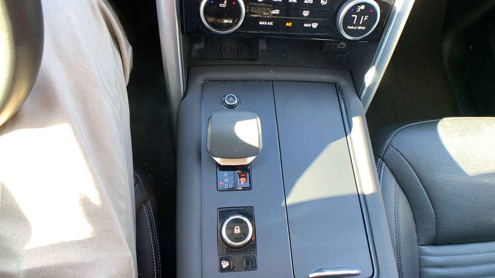 Used 2024 Land Rover Discovery S image 17