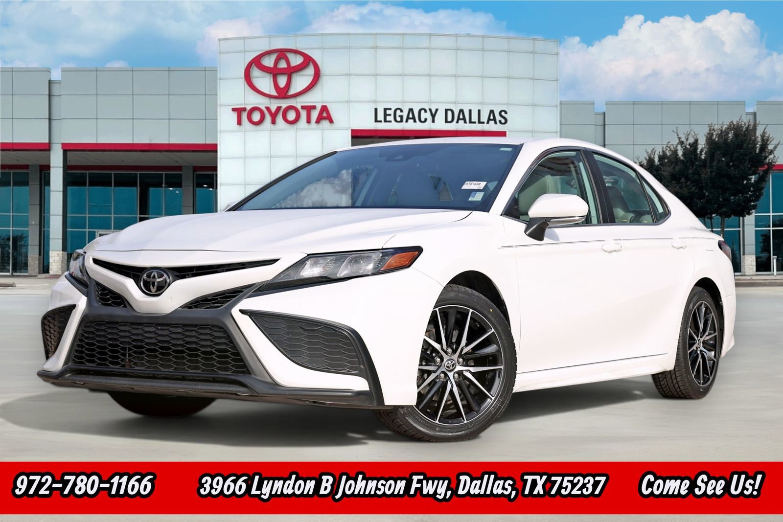 Used 2024 Toyota Camry SE image 1