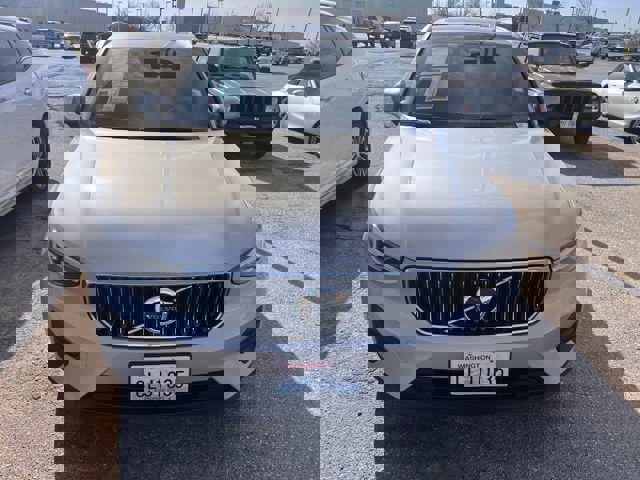 Used 2024 Volvo XC40 B5 Core image 2