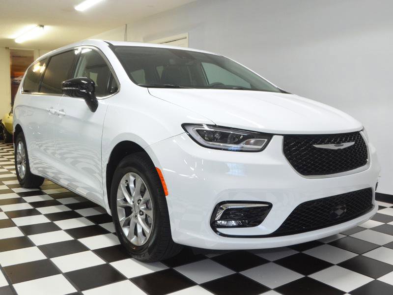 Used 2024 Chrysler Pacifica Touring-L image 3