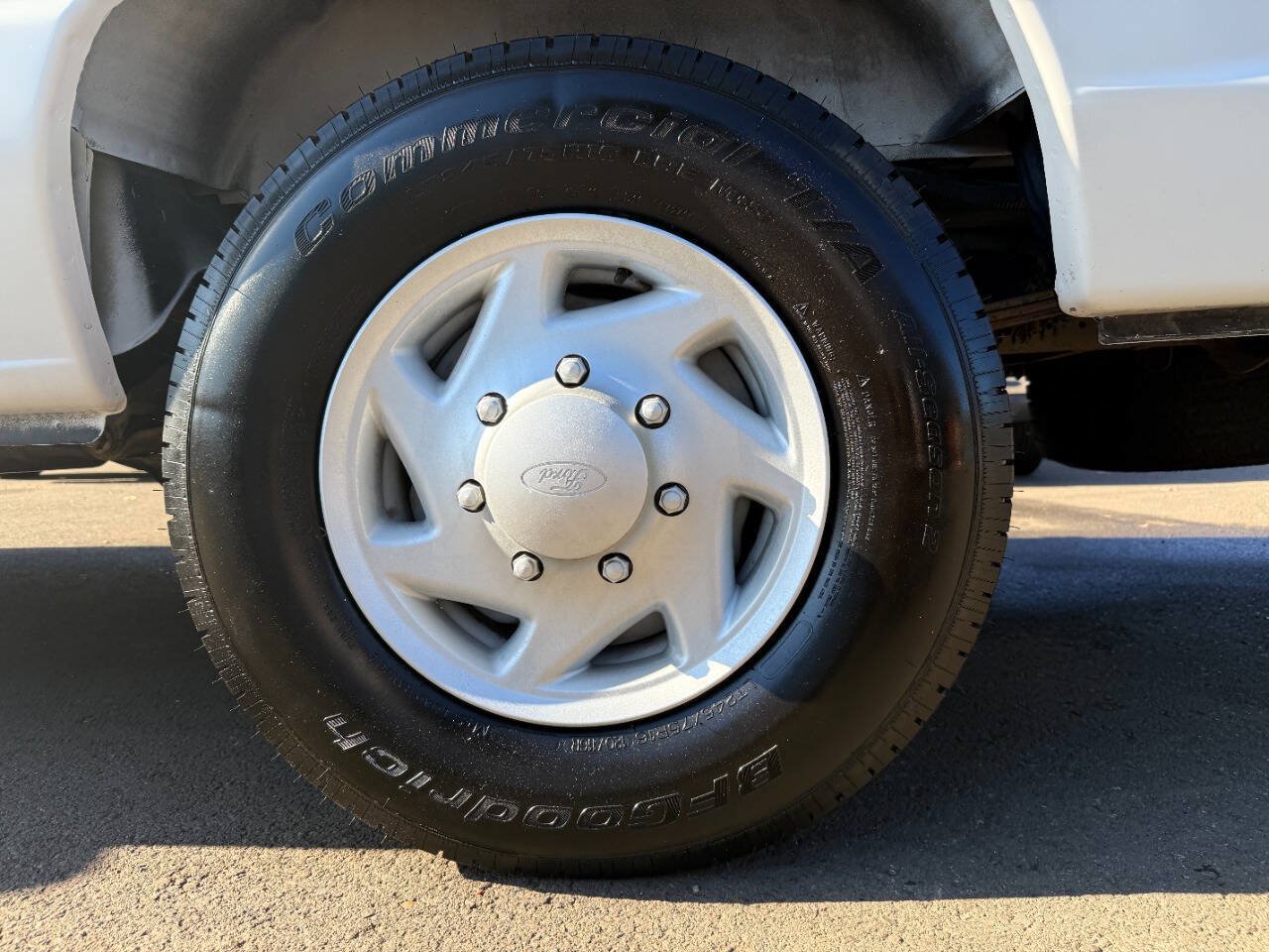 Used 2005 Ford E-350 and Econoline 350 XL RWD image 34
