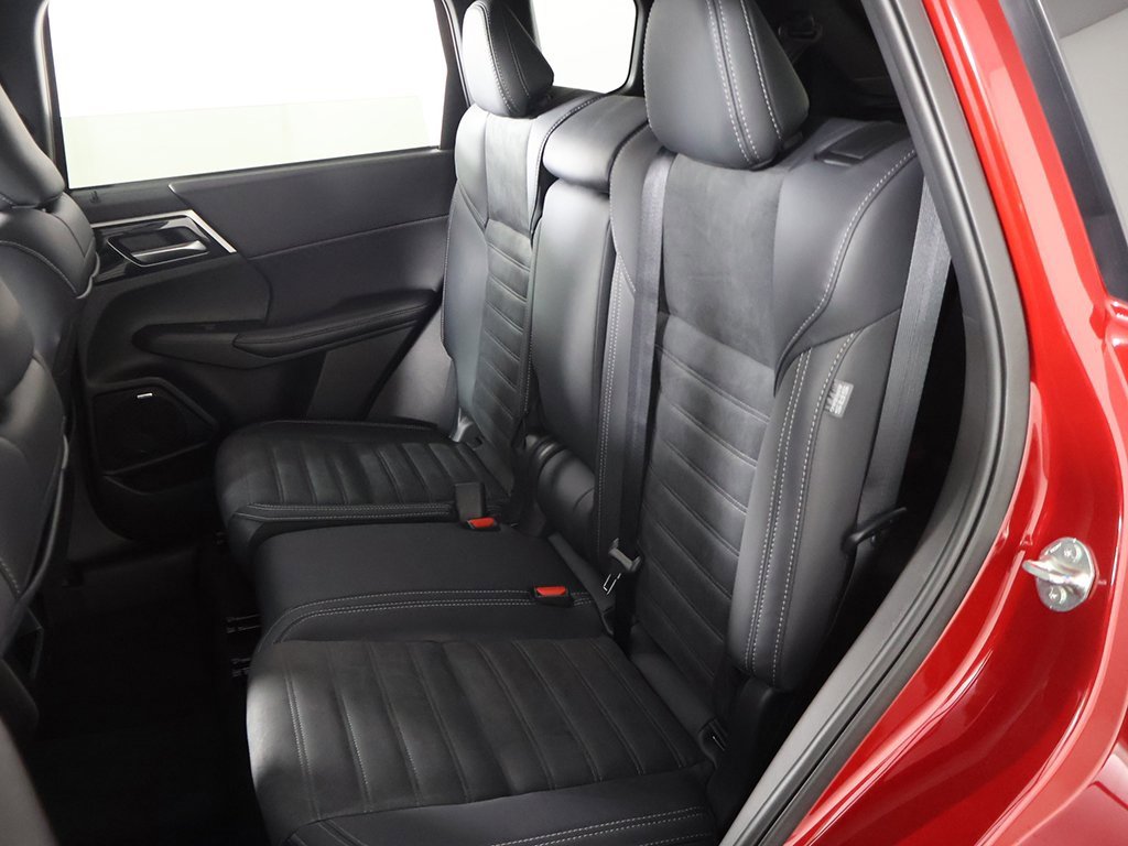 New 2025 Mitsubishi Outlander SE image 33