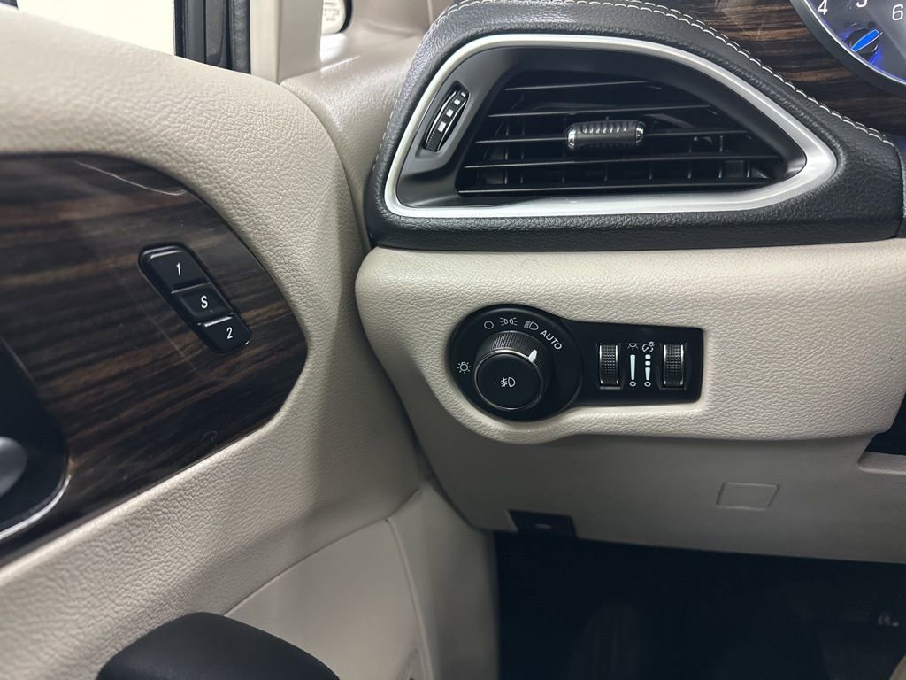 Used 2022 Chrysler Pacifica Limited w/ Uconnect Theater Family Group image 39