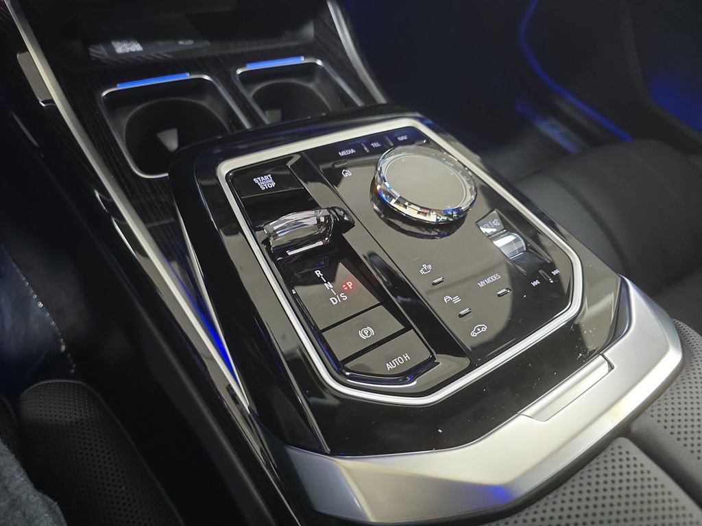 New 2026 BMW 750e xDrive w/ Premium Package image 19