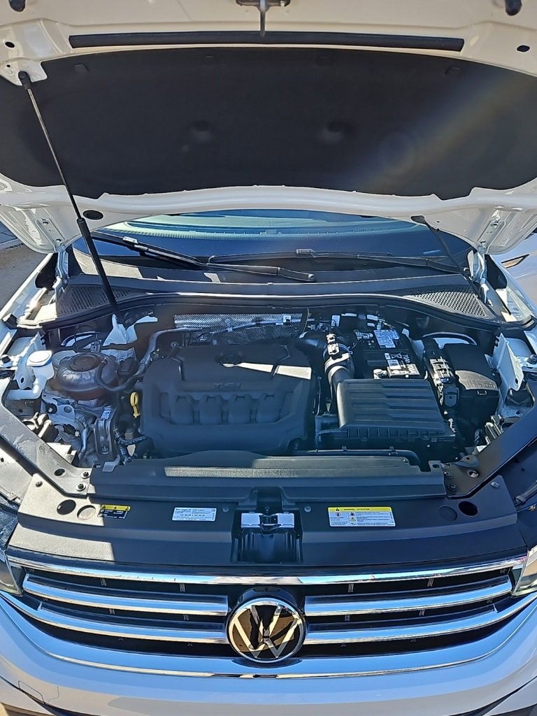 Used 2024 Volkswagen Tiguan SE w/ Panoramic Sunroof Package image 10