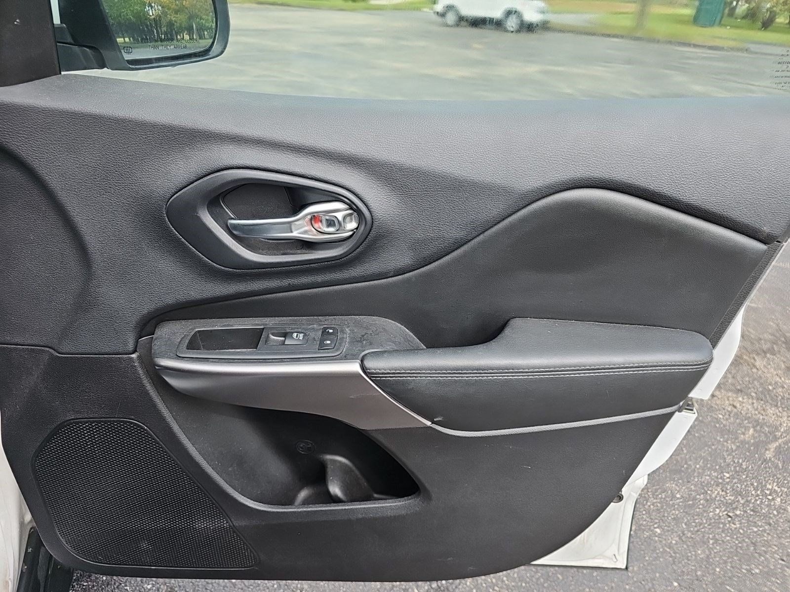 Used 2019 Jeep Cherokee Limited AWD/4WD image 13
