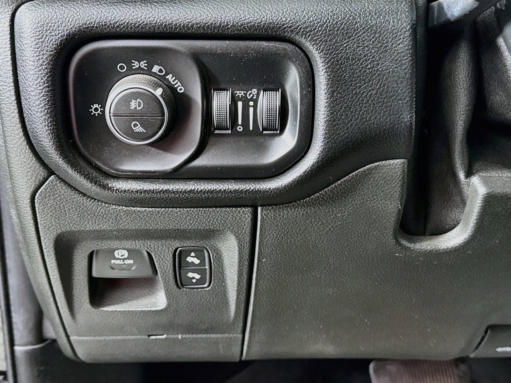 Used 2019 RAM 1500 Laramie AWD/4WD image 10