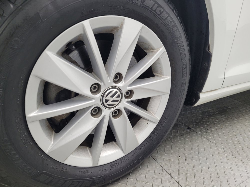 Used 2016 Volkswagen Golf S image 31