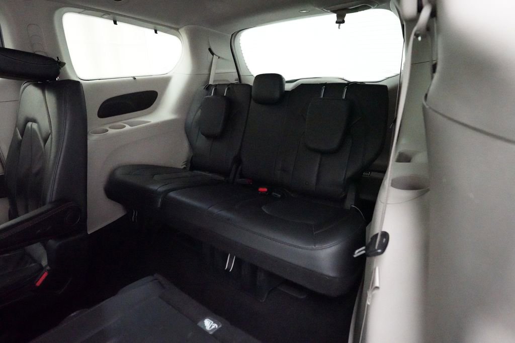 Used 2018 Chrysler Pacifica Touring-L image 17