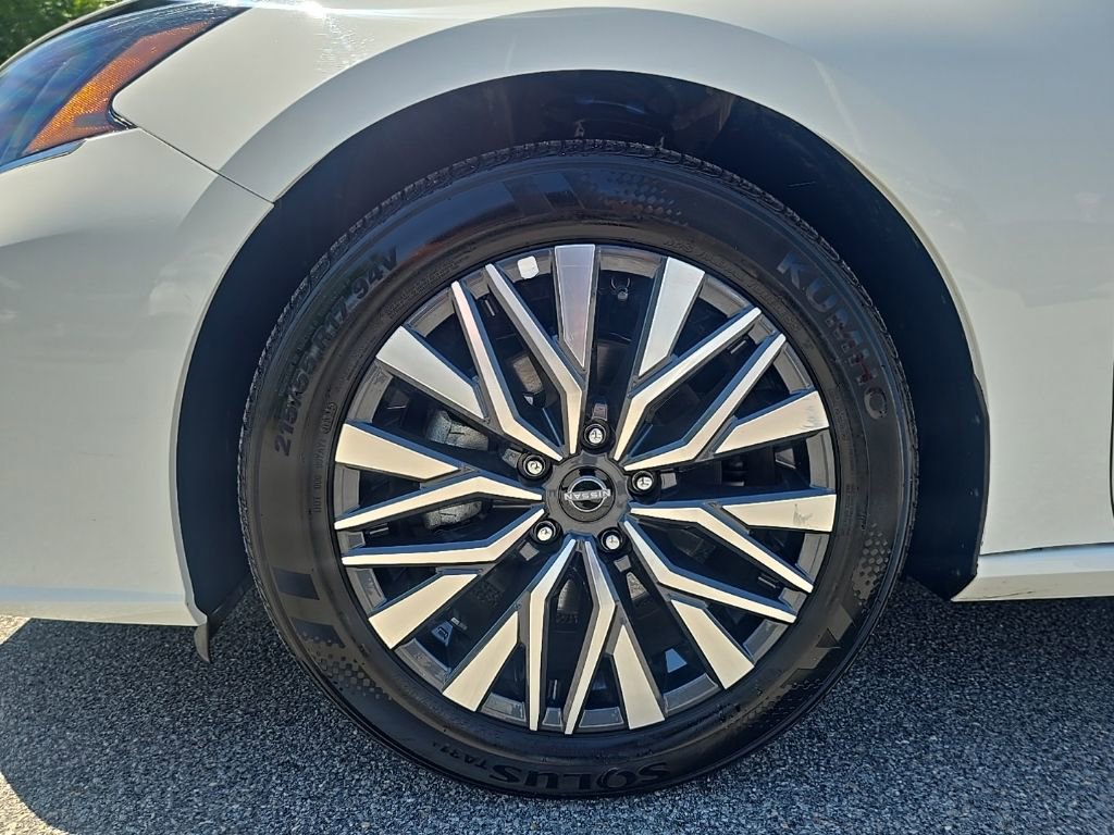 Used 2025 Nissan Altima 2.5 SV FWD image 9