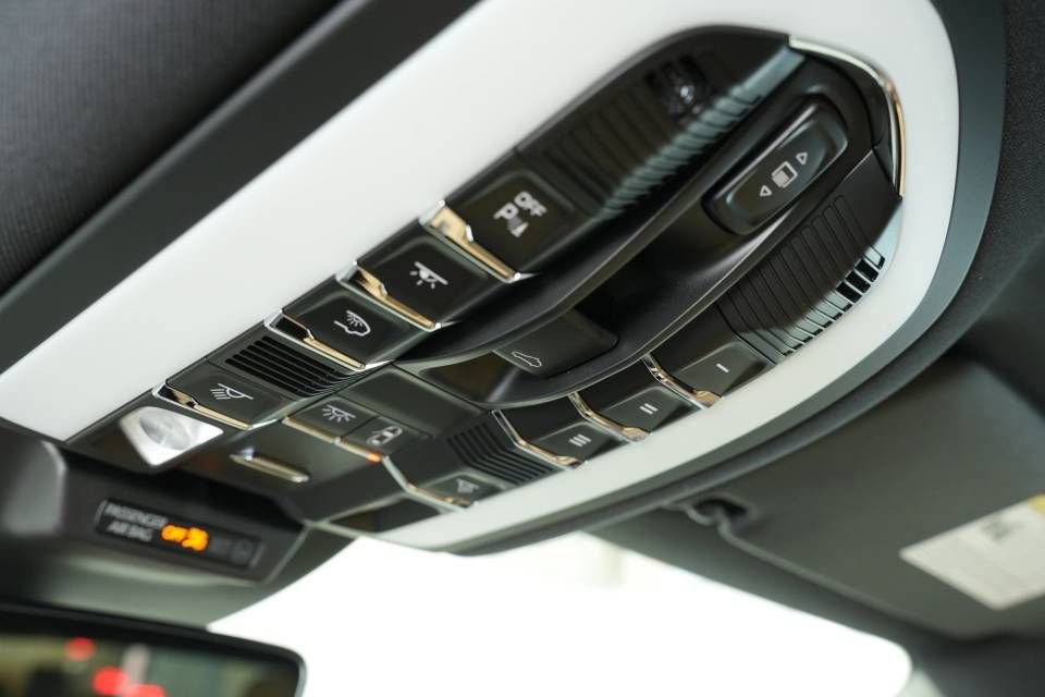 Certified 2025 Porsche Macan AWD/4WD image 35