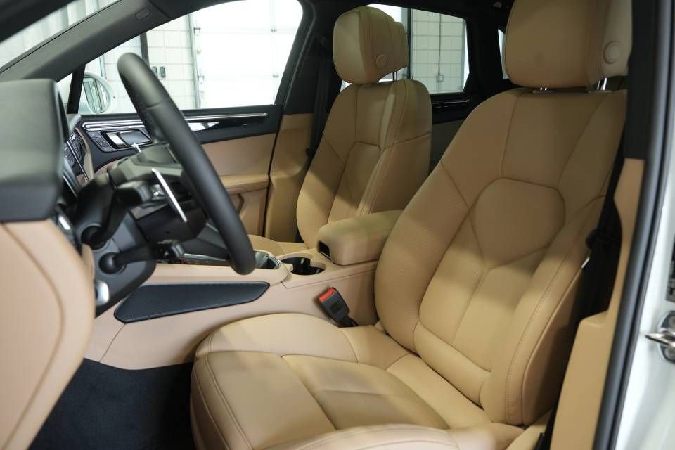 Certified 2025 Porsche Macan AWD/4WD image 5