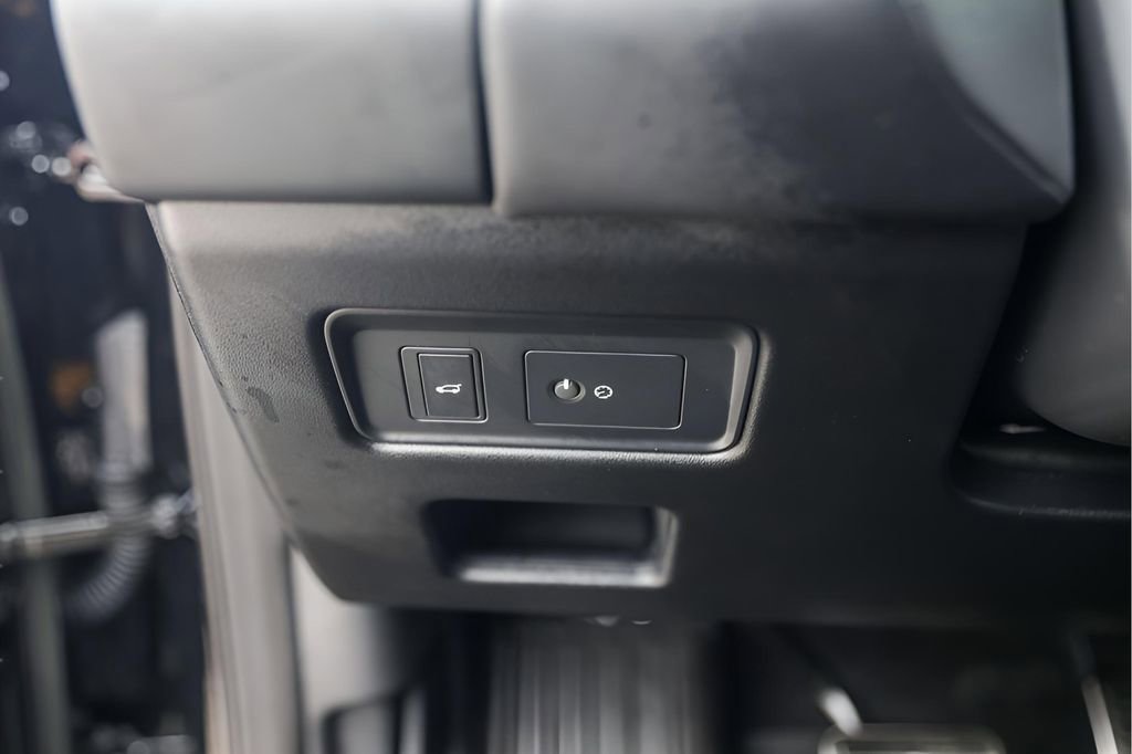 Used 2024 Land Rover Discovery Metropolitan Edition image 18