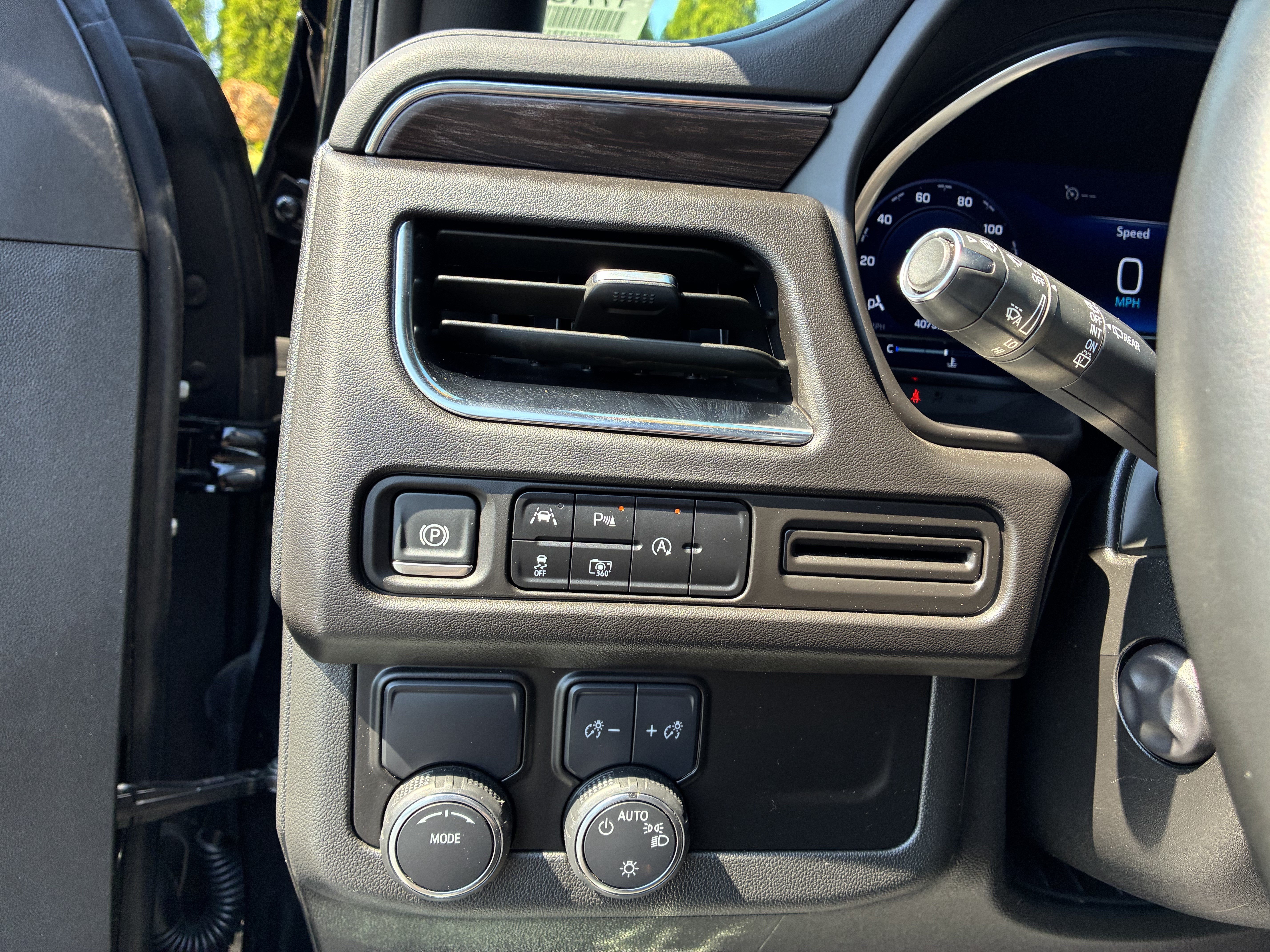 Used 2024 Chevrolet Tahoe LT w/ Luxury Package RWD image 27