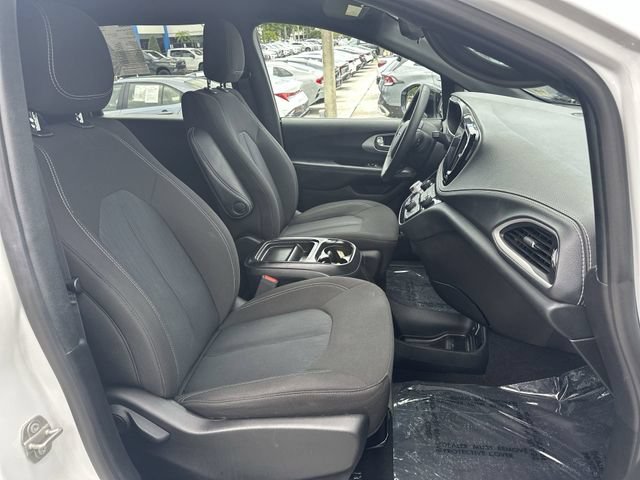 Used 2024 Chrysler Pacifica Touring FWD image 29