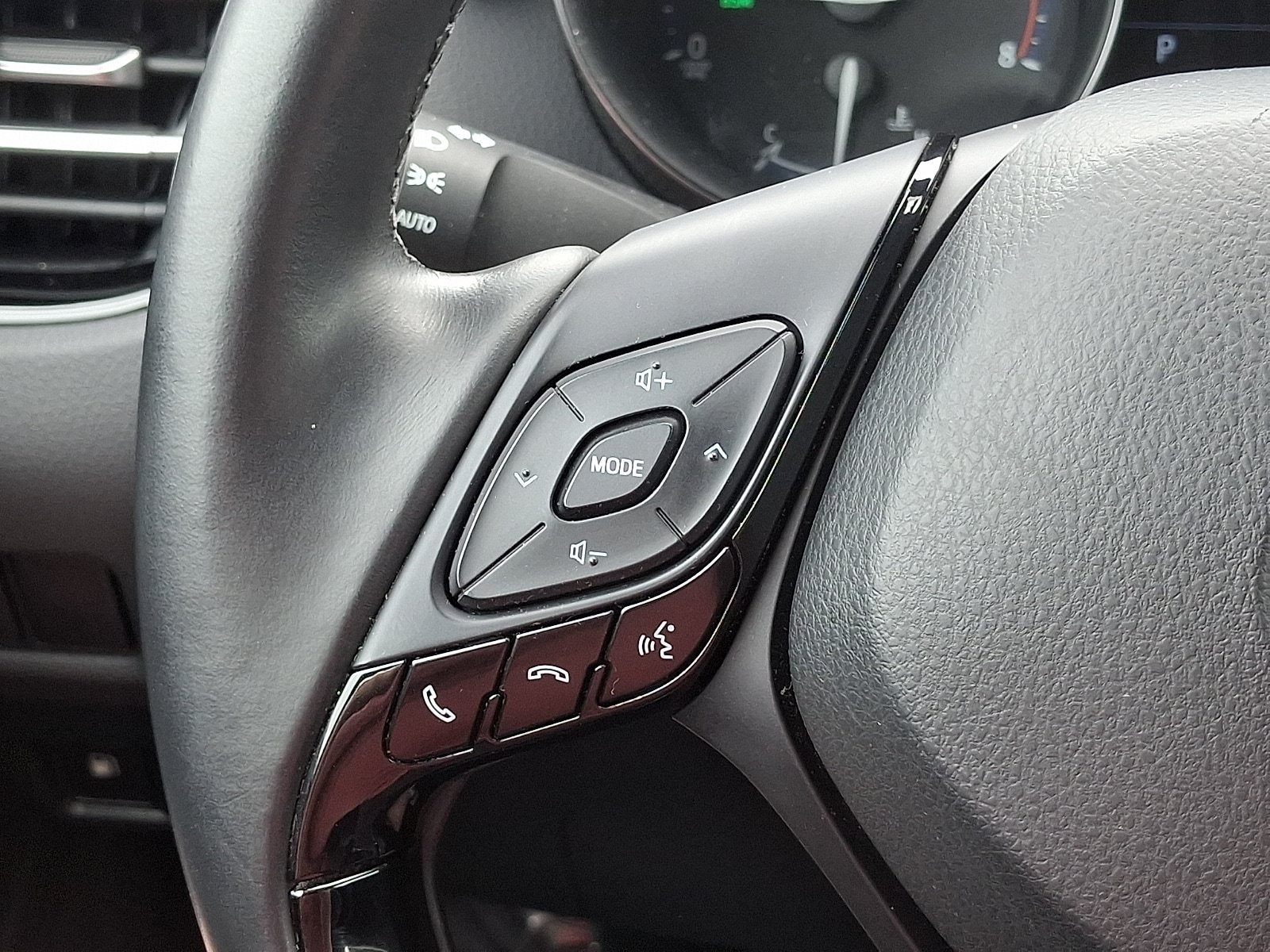 Used 2019 Toyota C-HR XLE FWD image 21