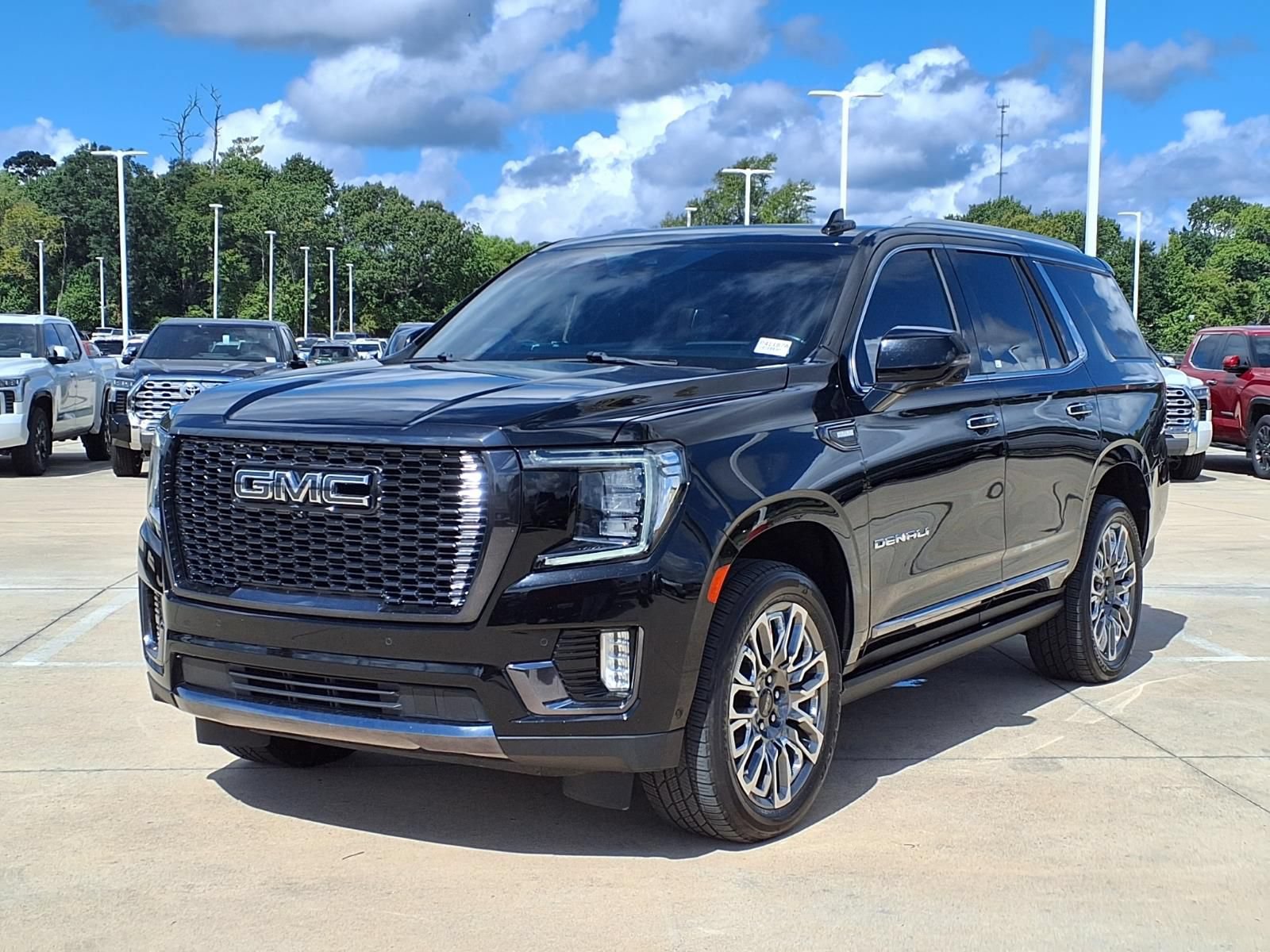 Used 2023 GMC Yukon Denali Ultimate AWD/4WD image 3