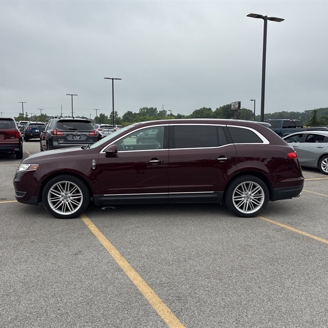 Used 2018 Lincoln MKT AWD image 1