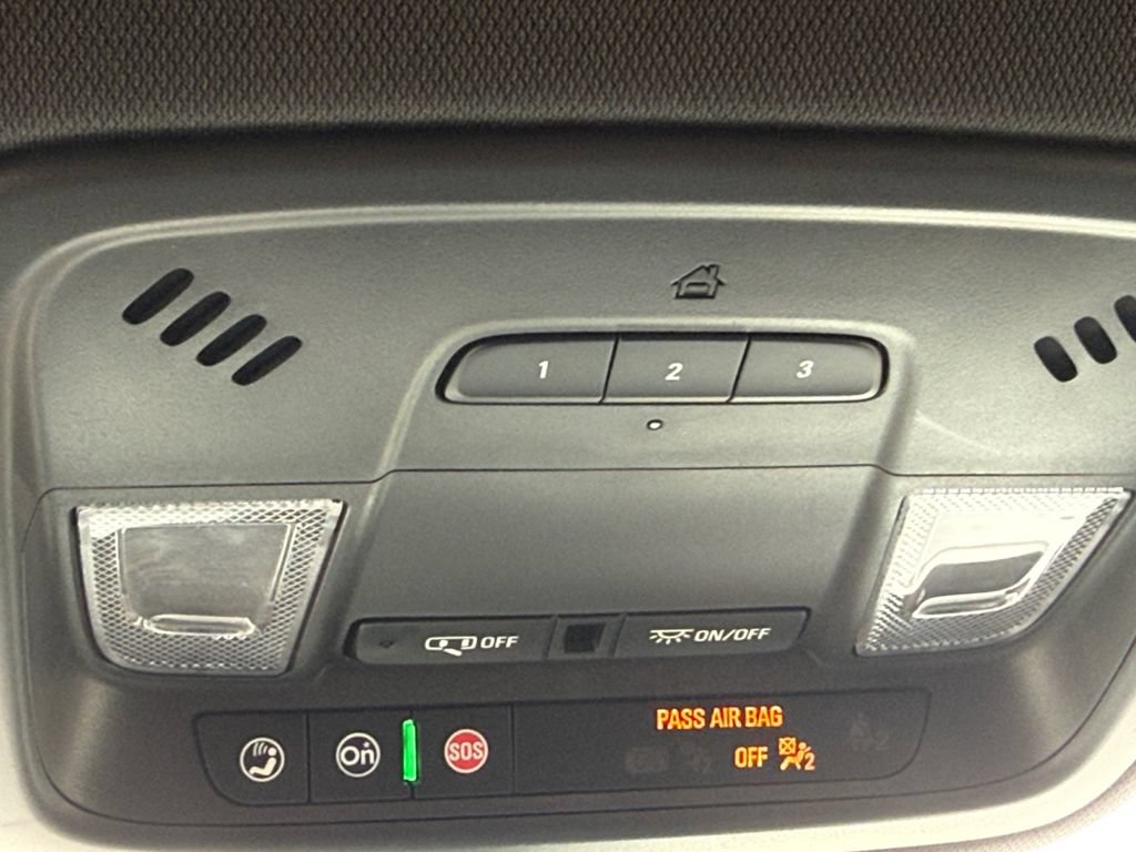 Used 2023 Chevrolet Traverse RS AWD/4WD image 19