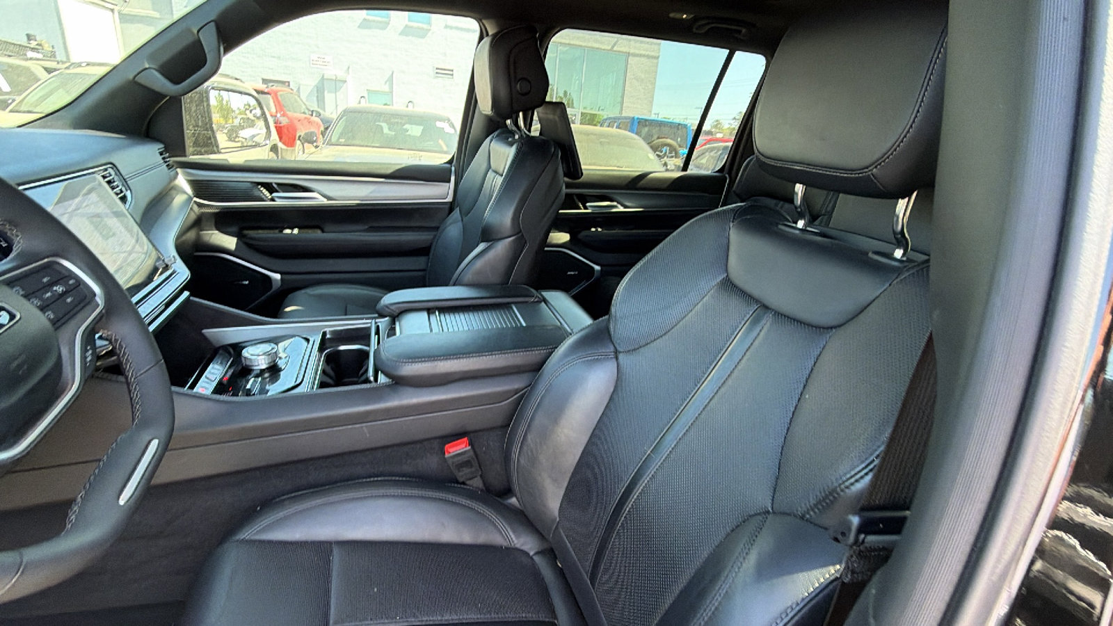 Used 2025 Jeep Wagoneer Series II w/ Premium Group I AWD/4WD image 17