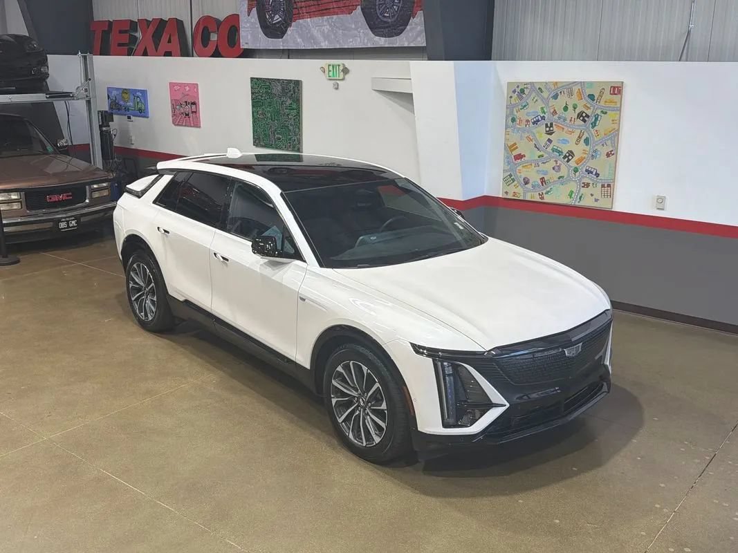 Used 2024 Cadillac Lyriq Sport AWD/4WD image 21
