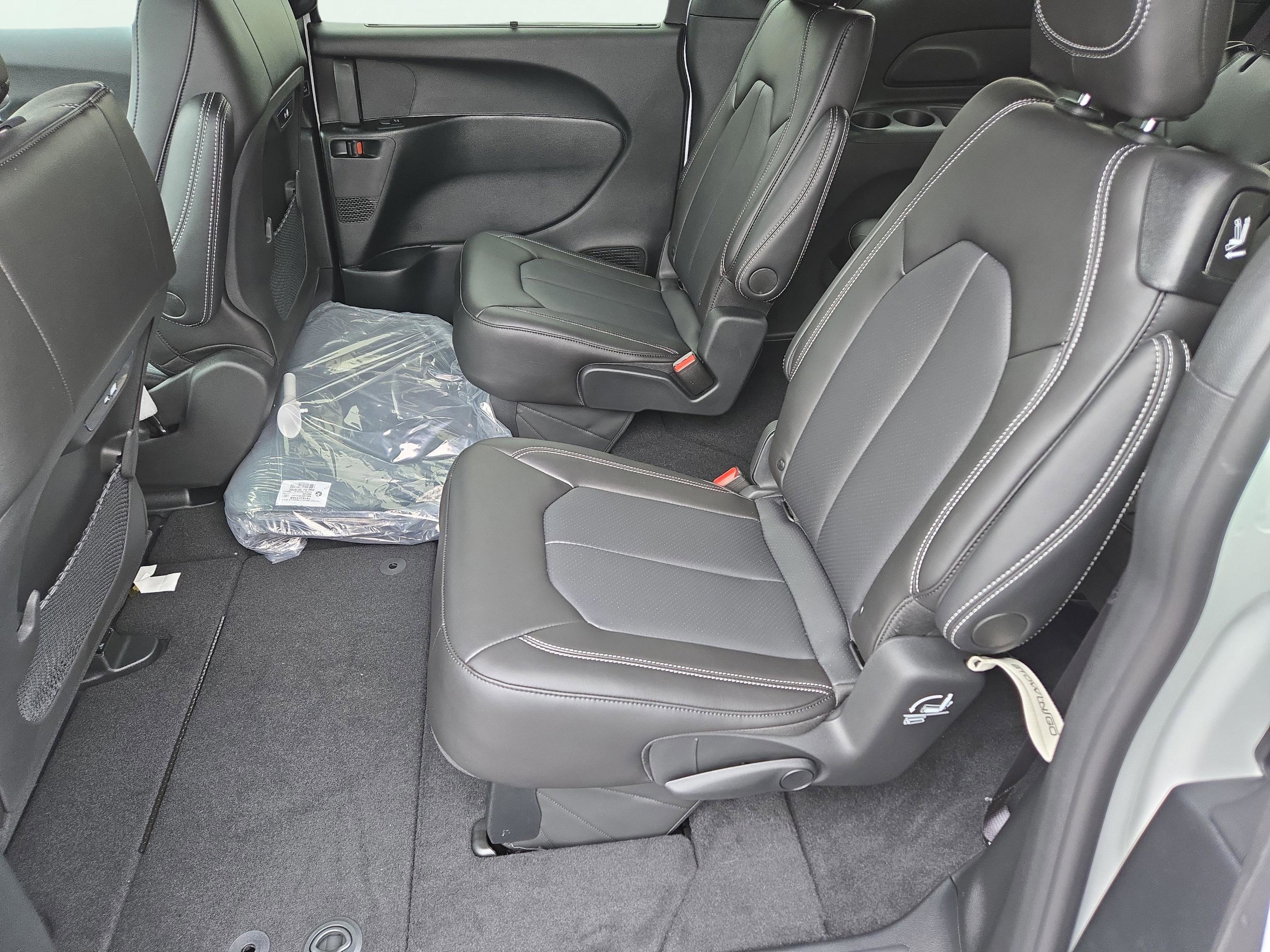 New 2026 Chrysler Pacifica Select image 17