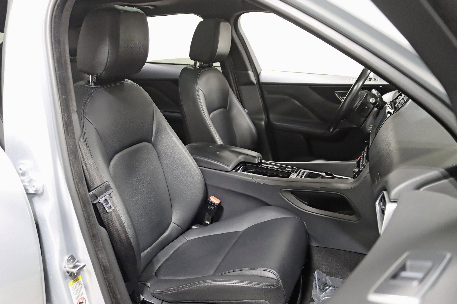 Used 2019 Jaguar F-PACE Premium image 26