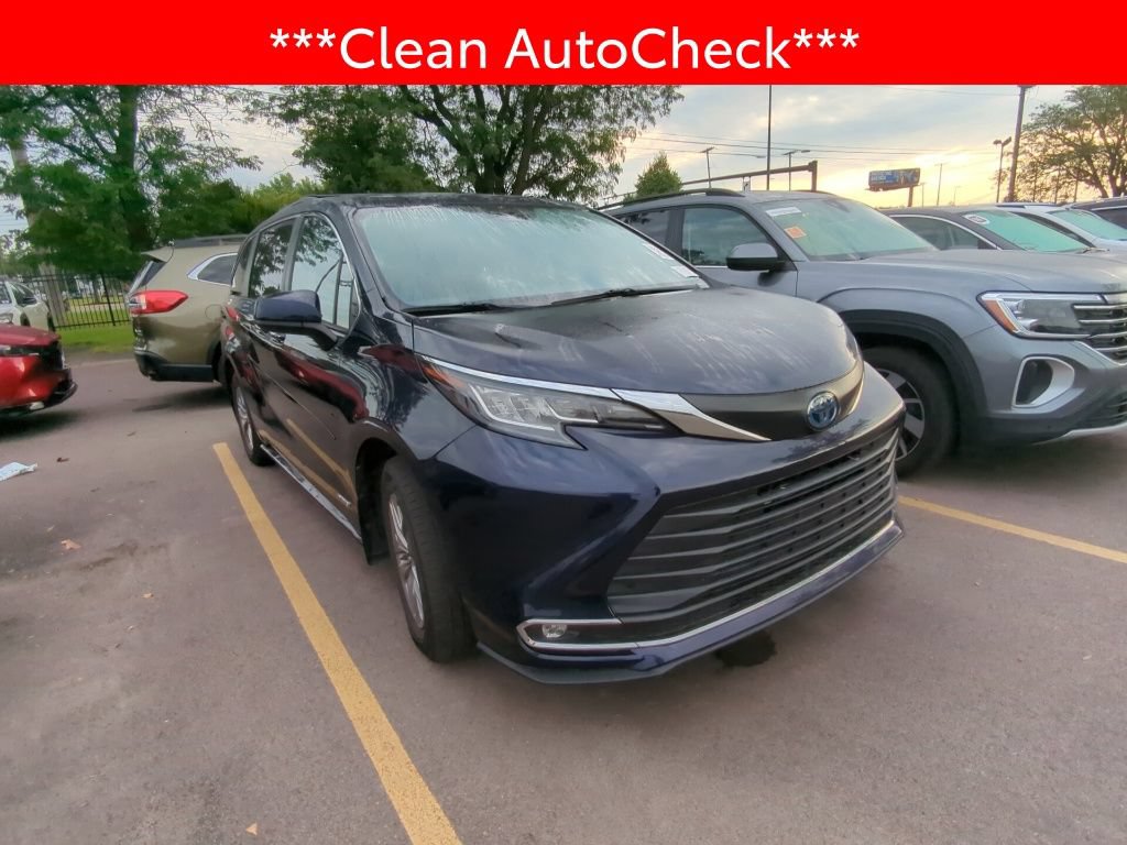 Used 2021 Toyota Sienna XLE FWD image 3