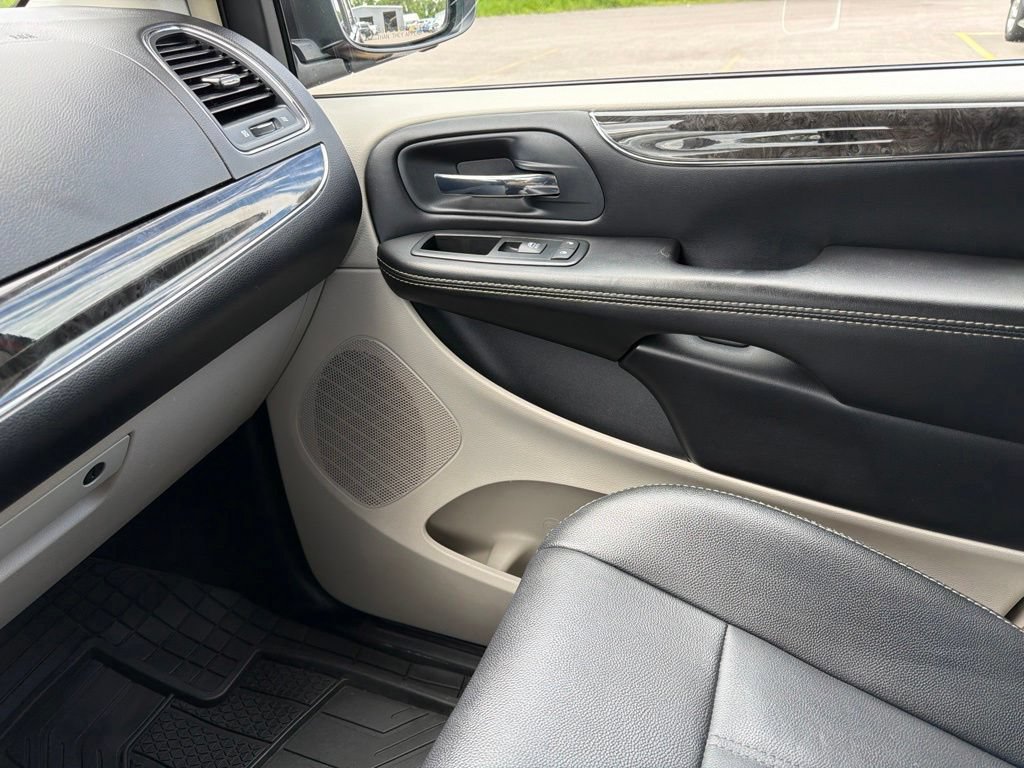 Used 2014 Chrysler Town & Country Touring FWD image 25