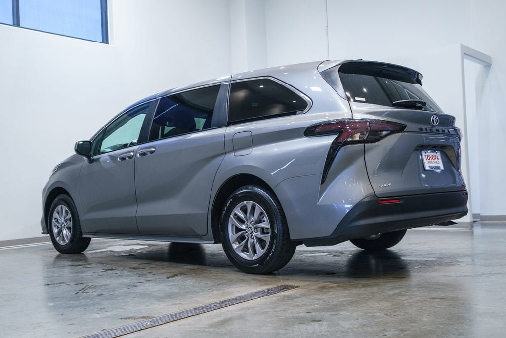 Certified 2026 Toyota Sienna LE FWD image 7