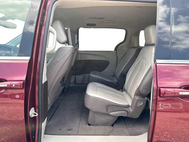 Used 2017 Chrysler Pacifica Touring-L Plus FWD image 11