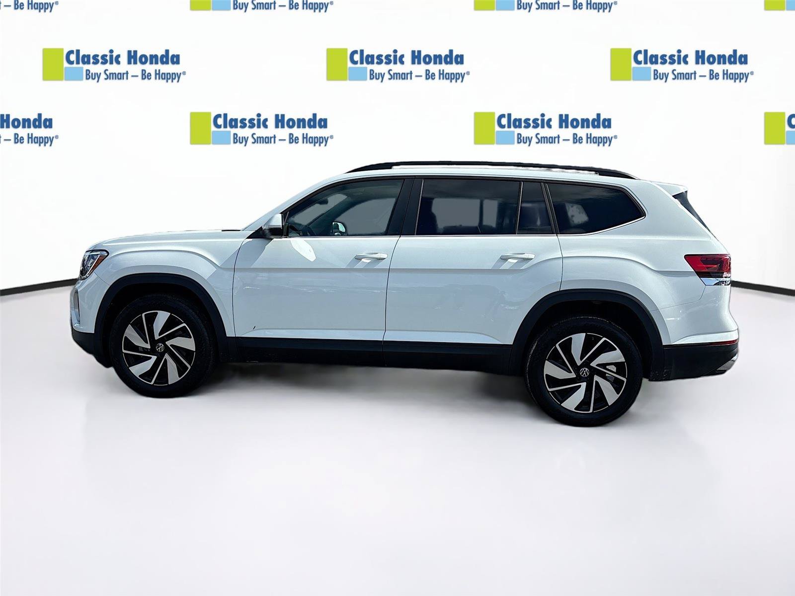 Used 2025 Volkswagen Atlas SE FWD image 4