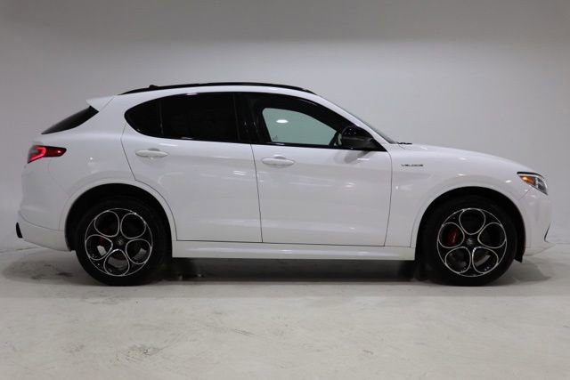 Used 2023 Alfa Romeo Stelvio Veloce AWD/4WD image 7
