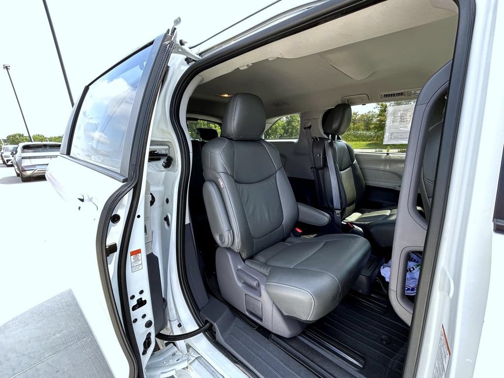 Used 2021 Toyota Sienna LE FWD image 18