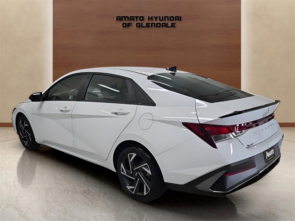 Used 2025 Hyundai Elantra Sport image 4