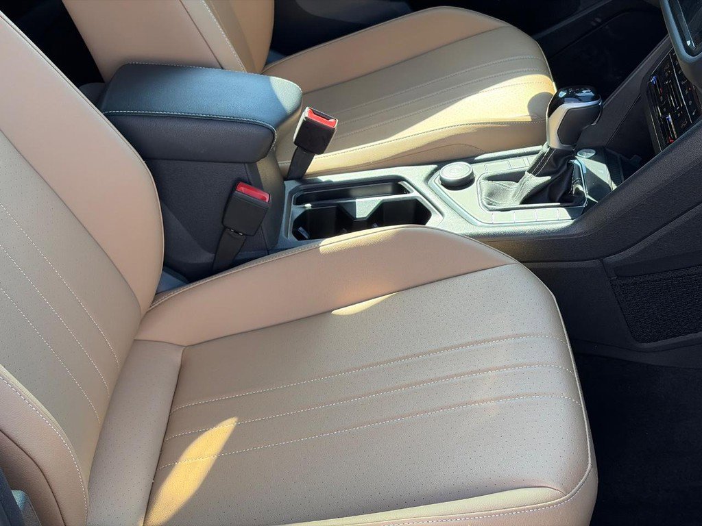 Used 2024 Volkswagen Tiguan SE w/ Panoramic Sunroof Package image 17